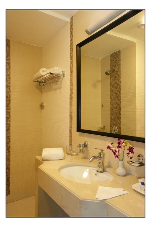 Hotel Utsav Deluxe Pune Room photo