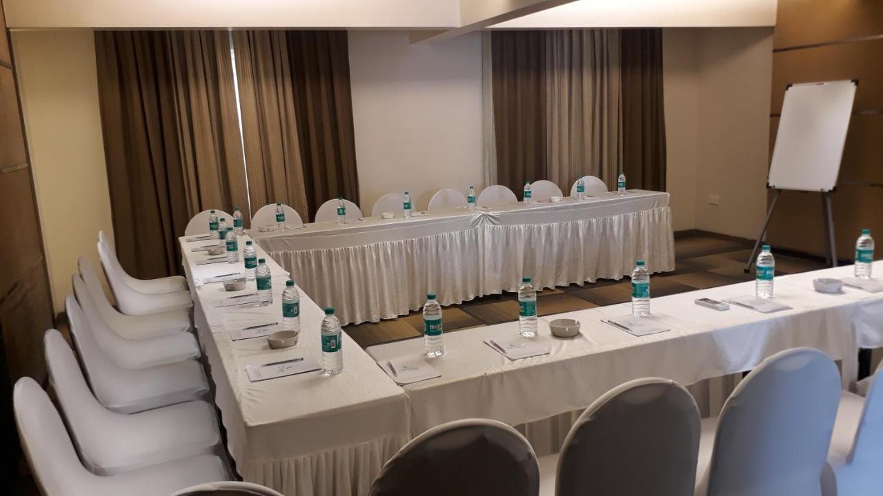 Hotel Utsav Deluxe Pune Exterior photo