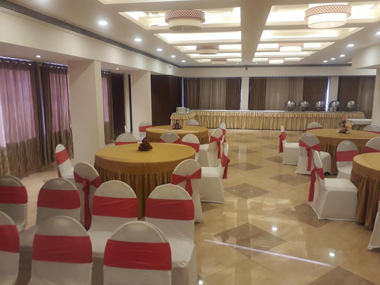 Hotel Utsav Deluxe Pune Exterior photo