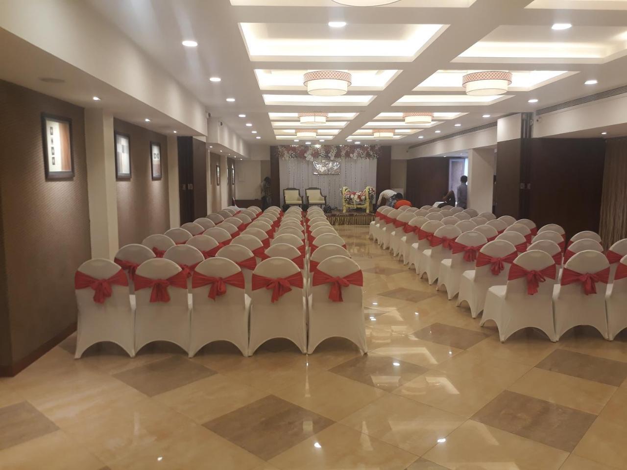 Hotel Utsav Deluxe Pune Exterior photo
